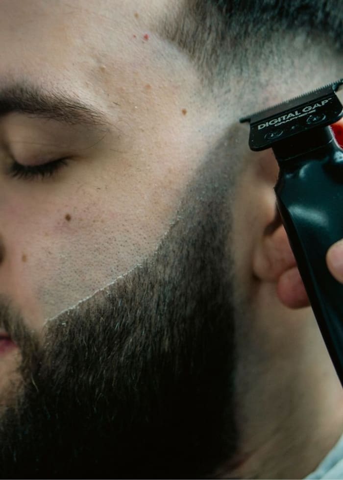 Baard laten bijwerken door barbier Tilburg — Barber's Inc.