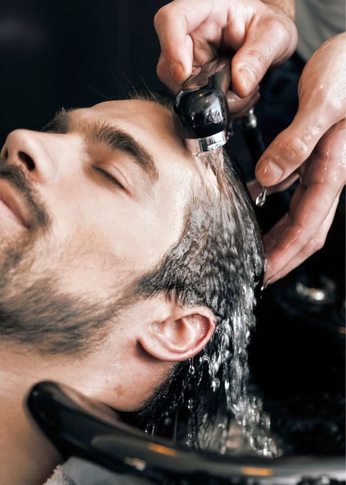 Haren wassen bij kapper Tilburg — Barber's Inc.
