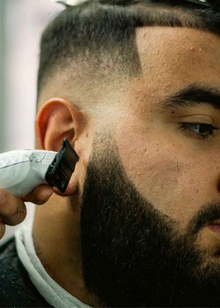 Knippen en baard bijwerken bij barbier Tilburg — Barber's Inc.